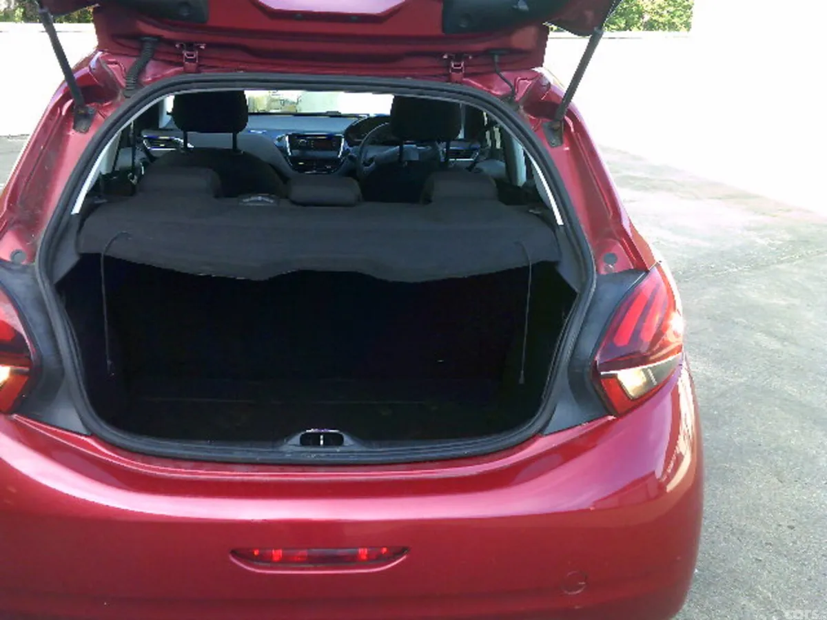 Peugeot 208 Hatchback, Diesel, 2016, Red