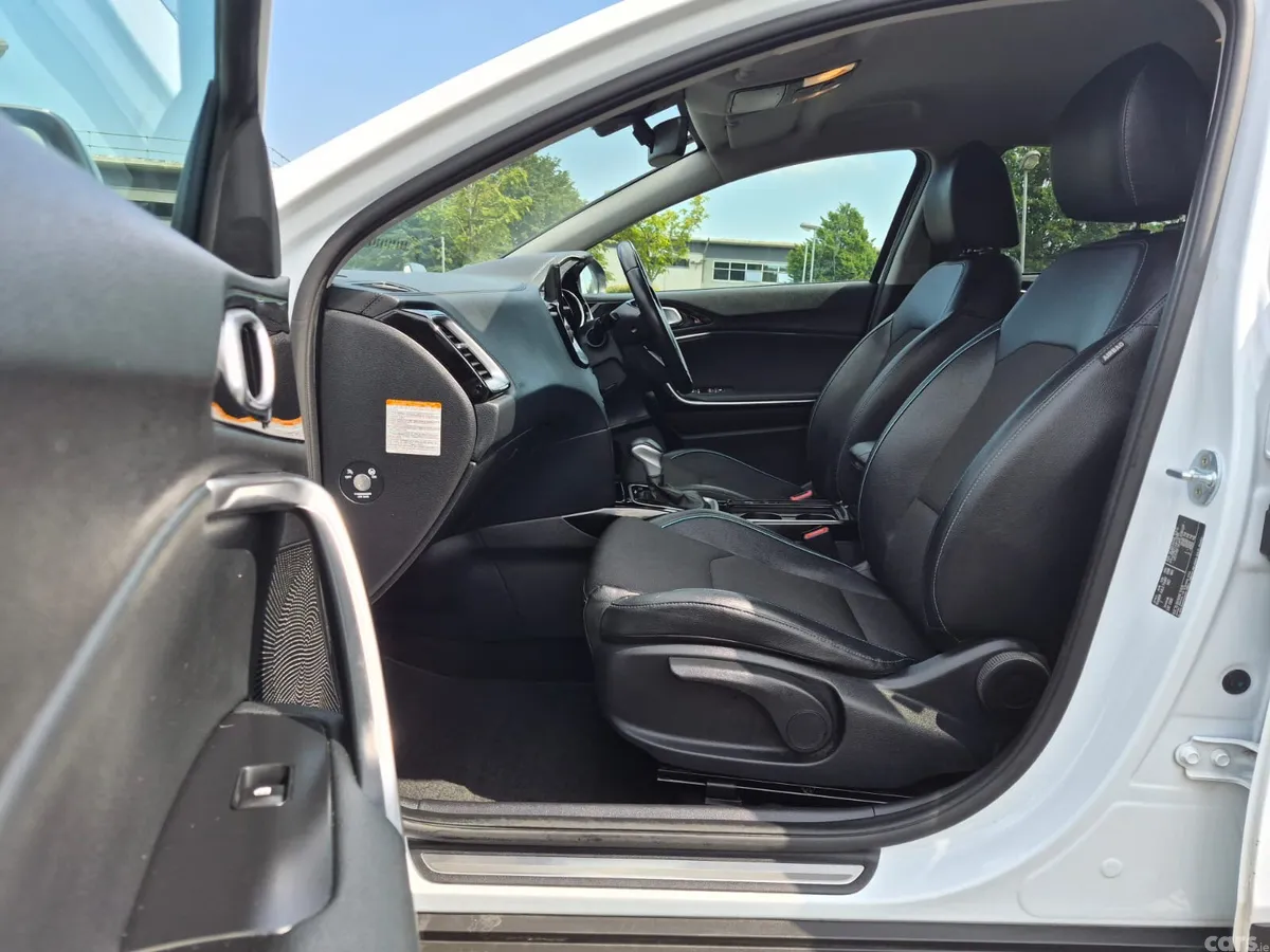Kia XCeed Hatchback, Petrol Plug-in Hybrid, 2023, White