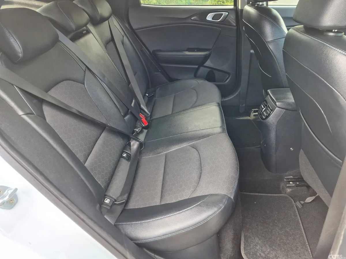 Kia XCeed Hatchback, Petrol Plug-in Hybrid, 2023, White