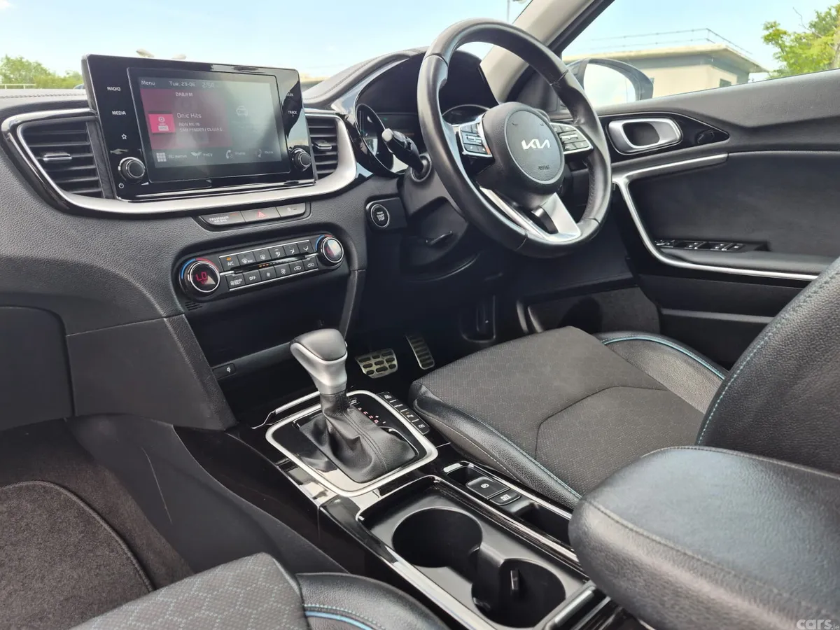 Kia XCeed Hatchback, Petrol Plug-in Hybrid, 2023, White