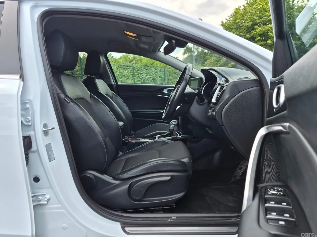 Kia XCeed Hatchback, Petrol Plug-in Hybrid, 2023, White