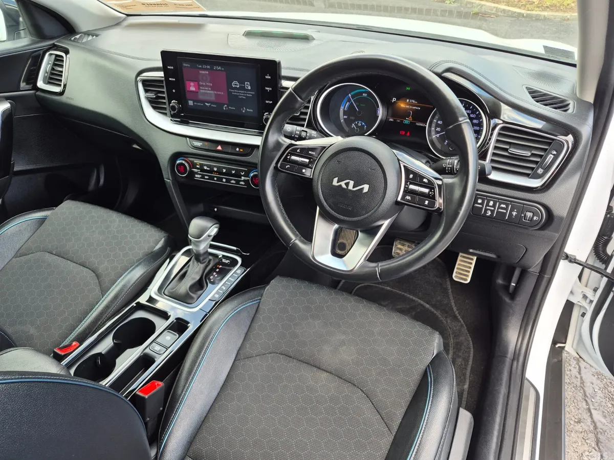 Kia XCeed Hatchback, Petrol Plug-in Hybrid, 2023, White