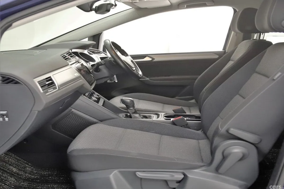 Volkswagen Touran MPV, Petrol, 2018, Blue