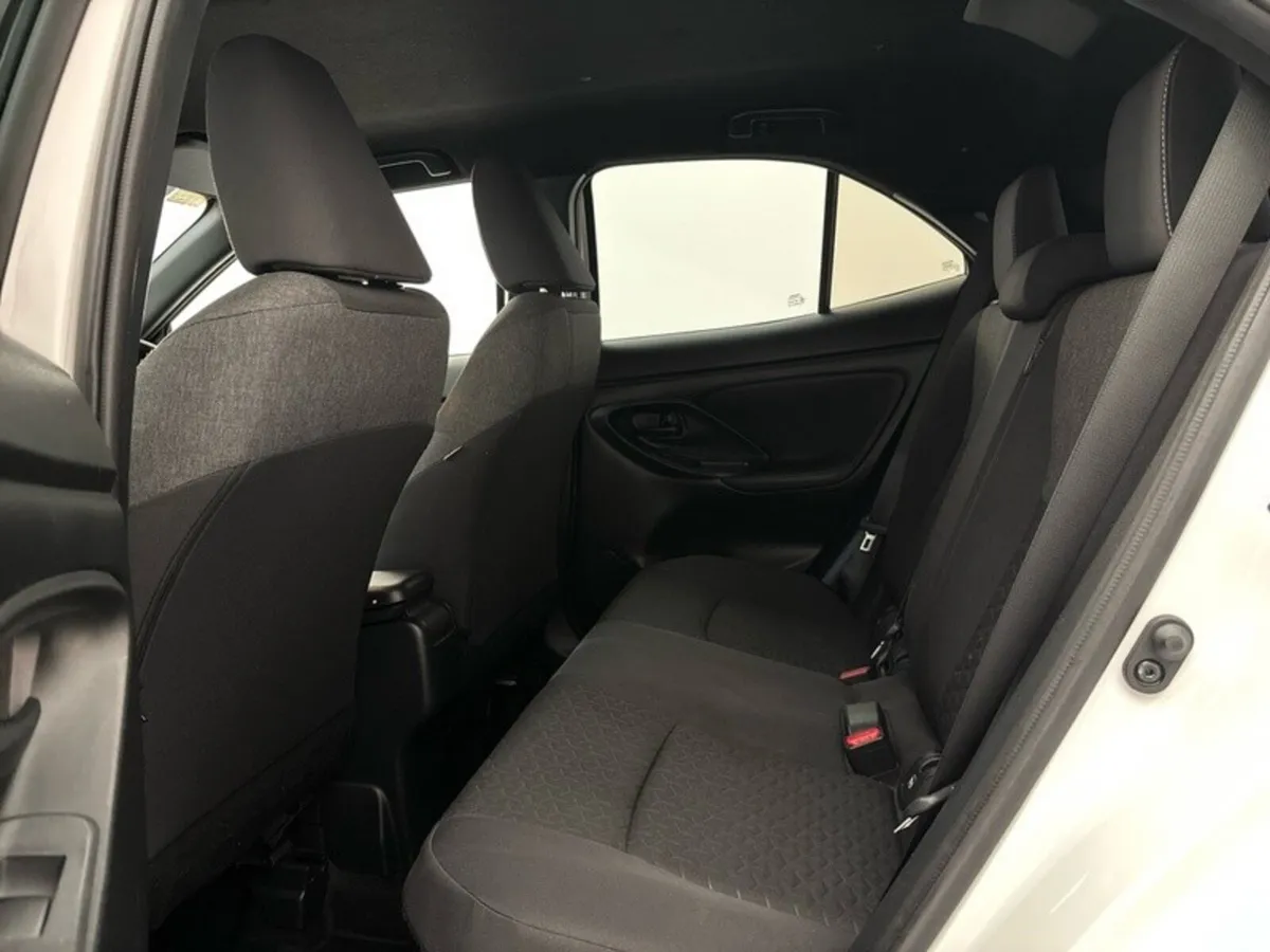 Toyota Yaris Cross Hatchback, Petrol Hybrid, 2023, White