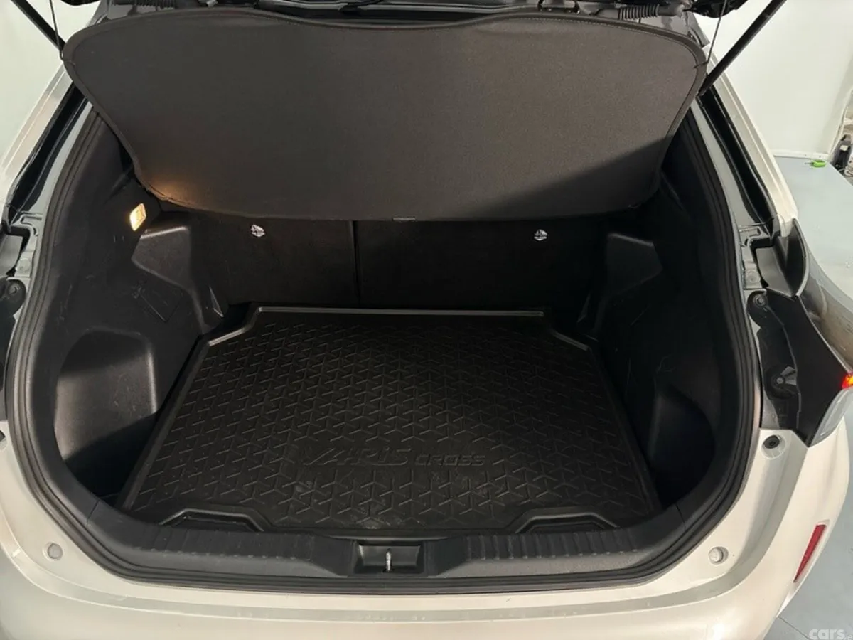 Toyota Yaris Cross Hatchback, Petrol Hybrid, 2023, White