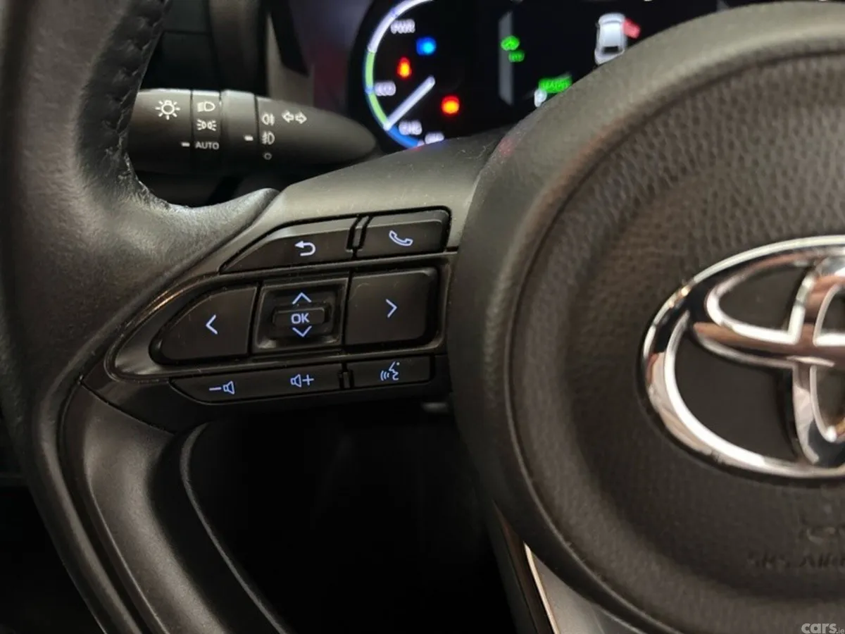 Toyota Yaris Cross Hatchback, Petrol Hybrid, 2023, White