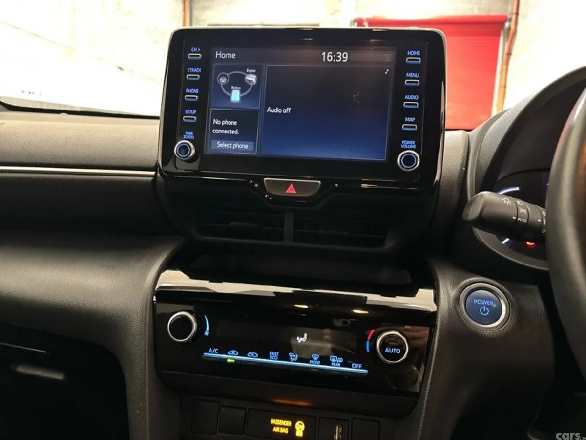Toyota Yaris Cross Hatchback, Petrol Hybrid, 2023, White