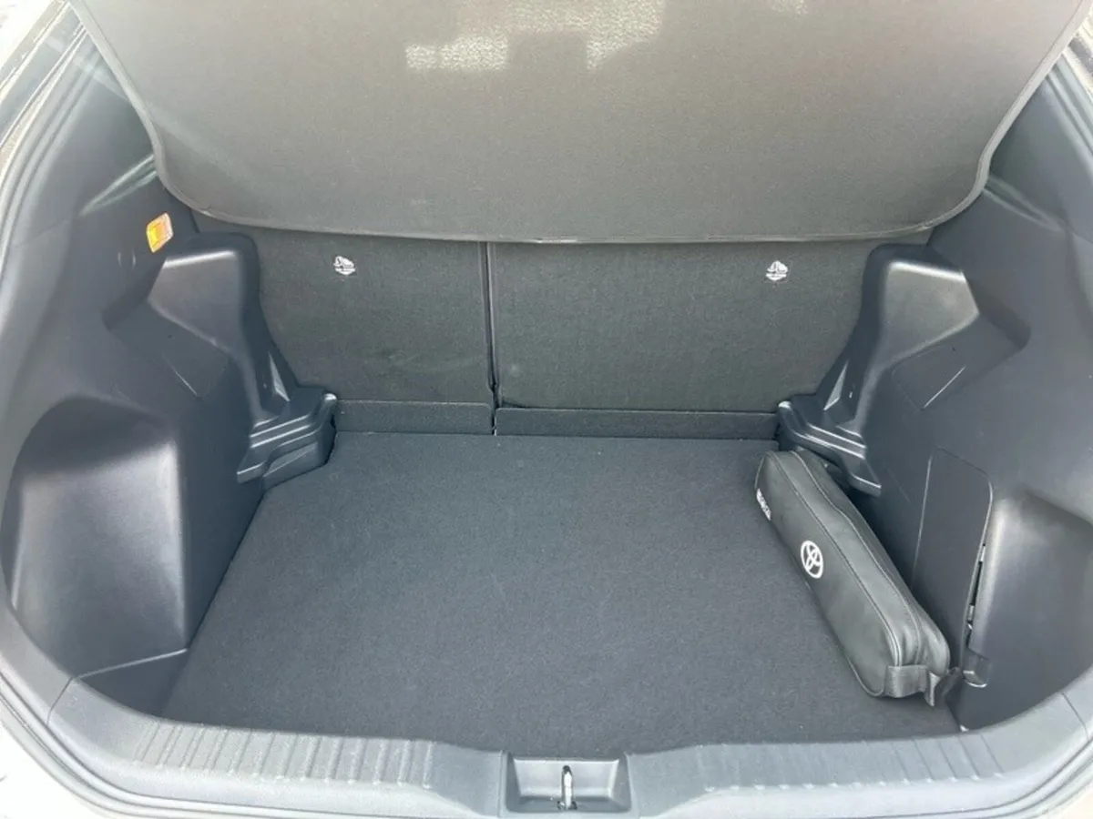 Toyota Yaris Cross Hatchback, Petrol Hybrid, 2024, Silver
