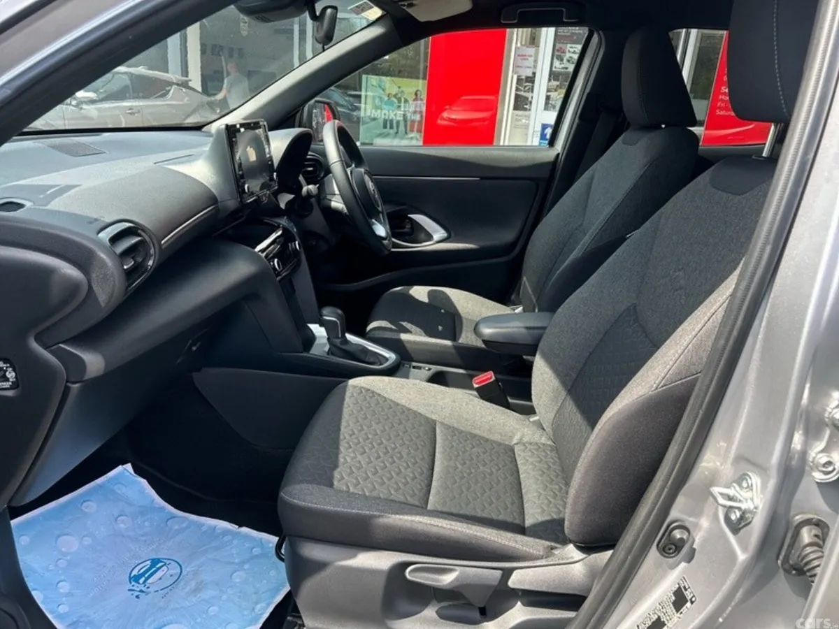 Toyota Yaris Cross Hatchback, Petrol Hybrid, 2024, Silver