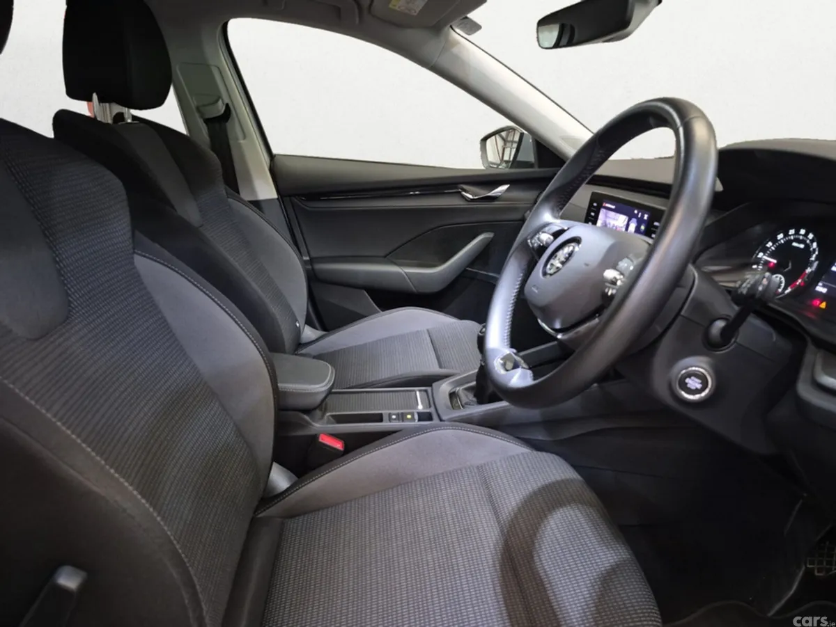 Skoda Octavia Saloon, Diesel, 2023, Grey