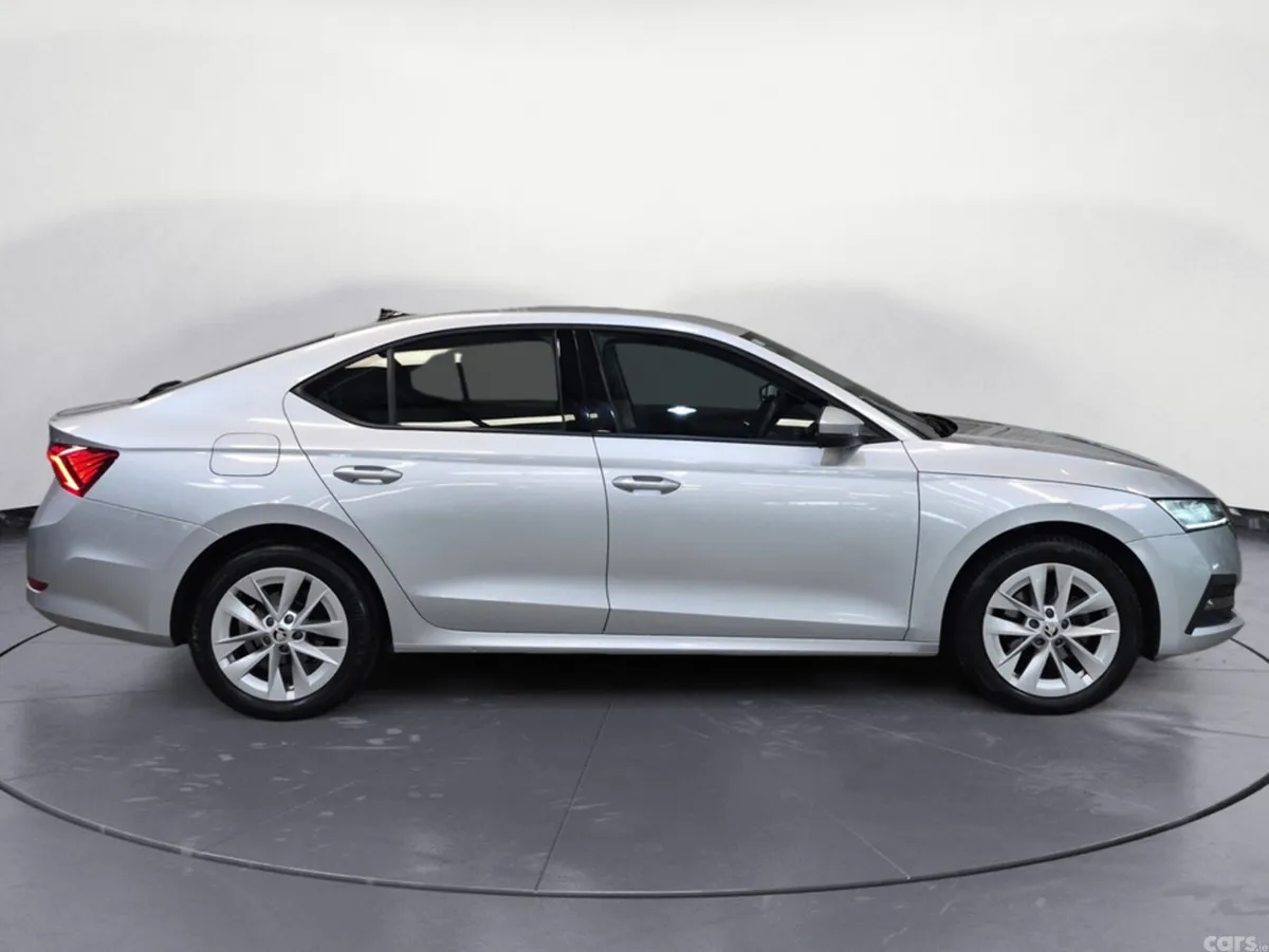 Skoda Octavia Saloon, Diesel, 2023, Grey
