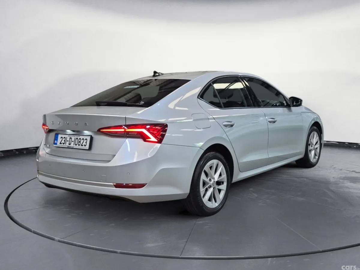 Skoda Octavia Saloon, Diesel, 2023, Grey