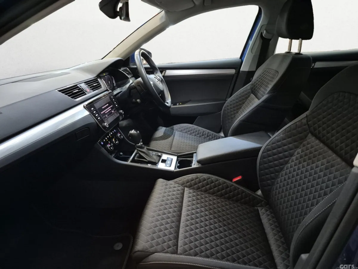 Skoda Superb Hatchback, Diesel, 2023, Blue