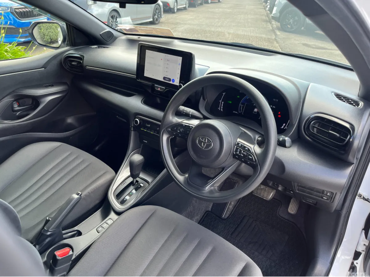 Toyota Yaris Hatchback, Petrol Hybrid, 2024, White