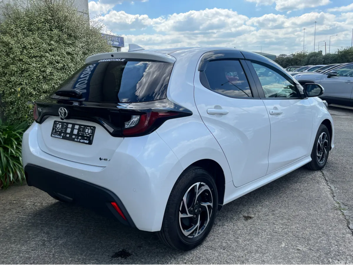 Toyota Yaris Hatchback, Petrol Hybrid, 2024, White