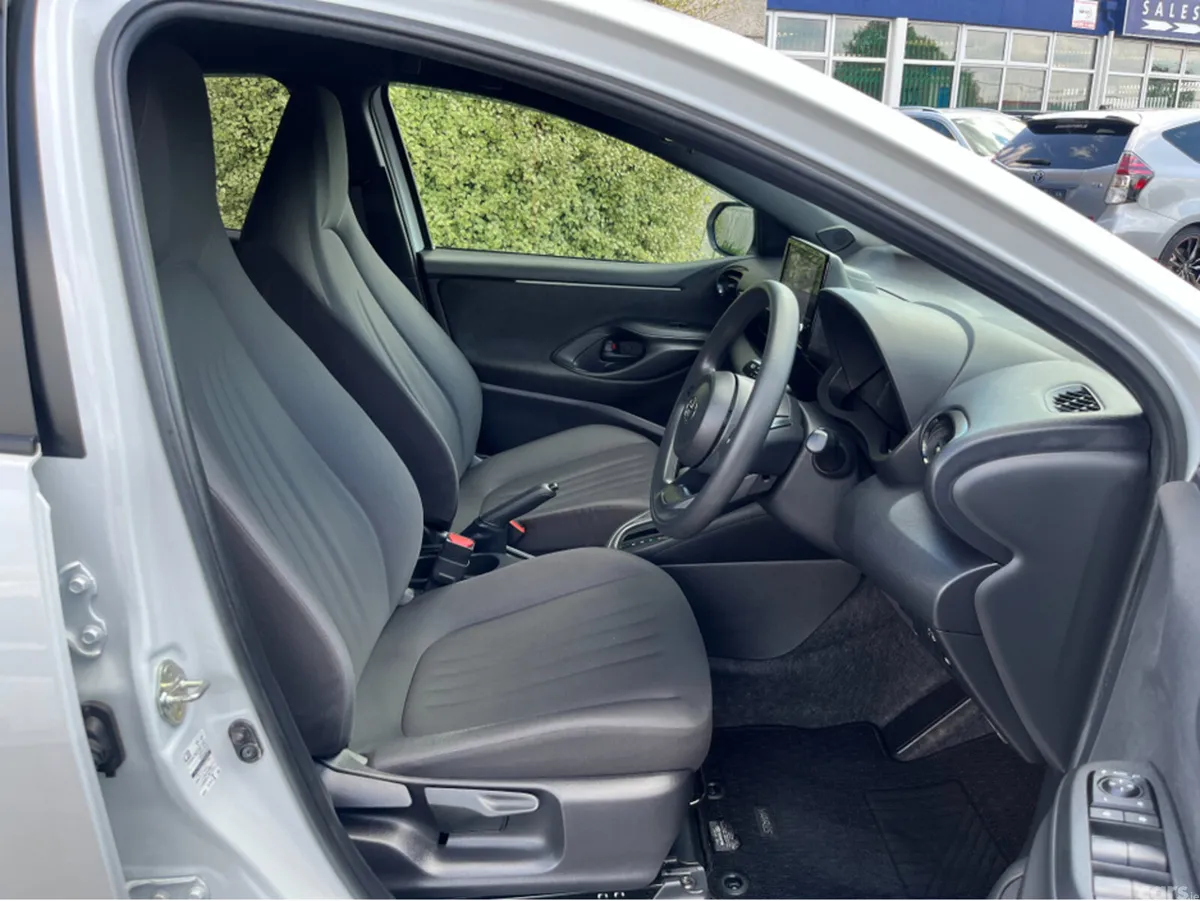 Toyota Yaris Hatchback, Petrol Hybrid, 2024, White