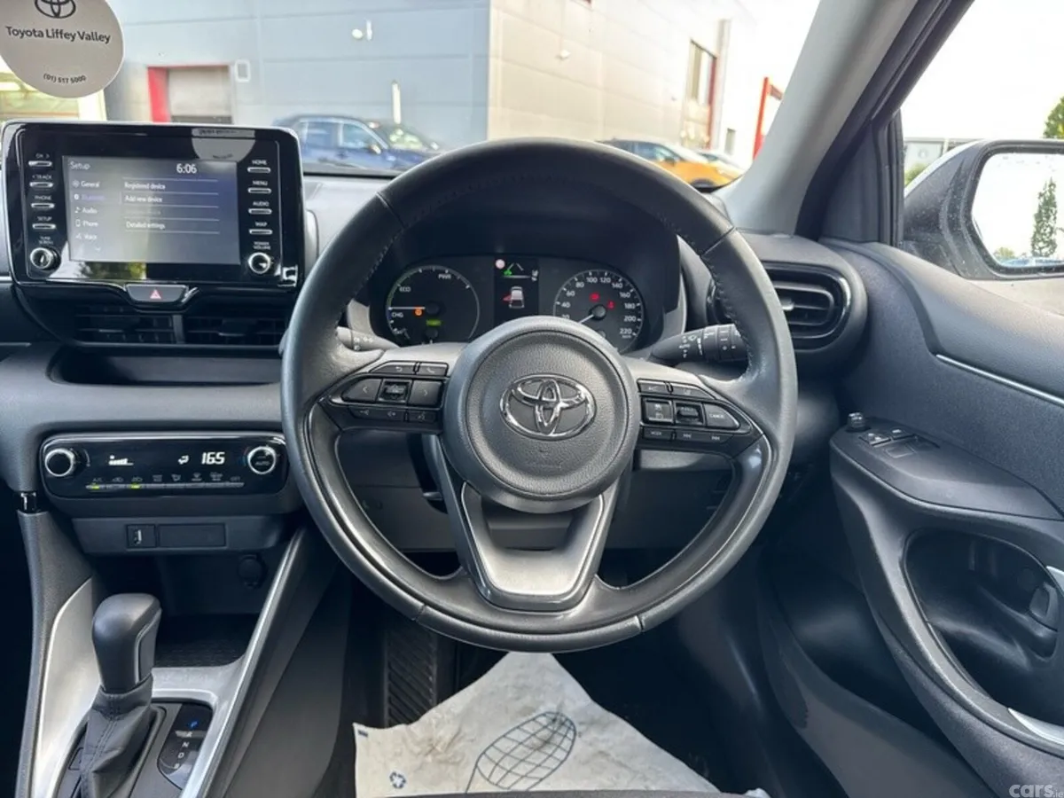 Toyota Yaris Hatchback, Petrol Hybrid, 2023, White