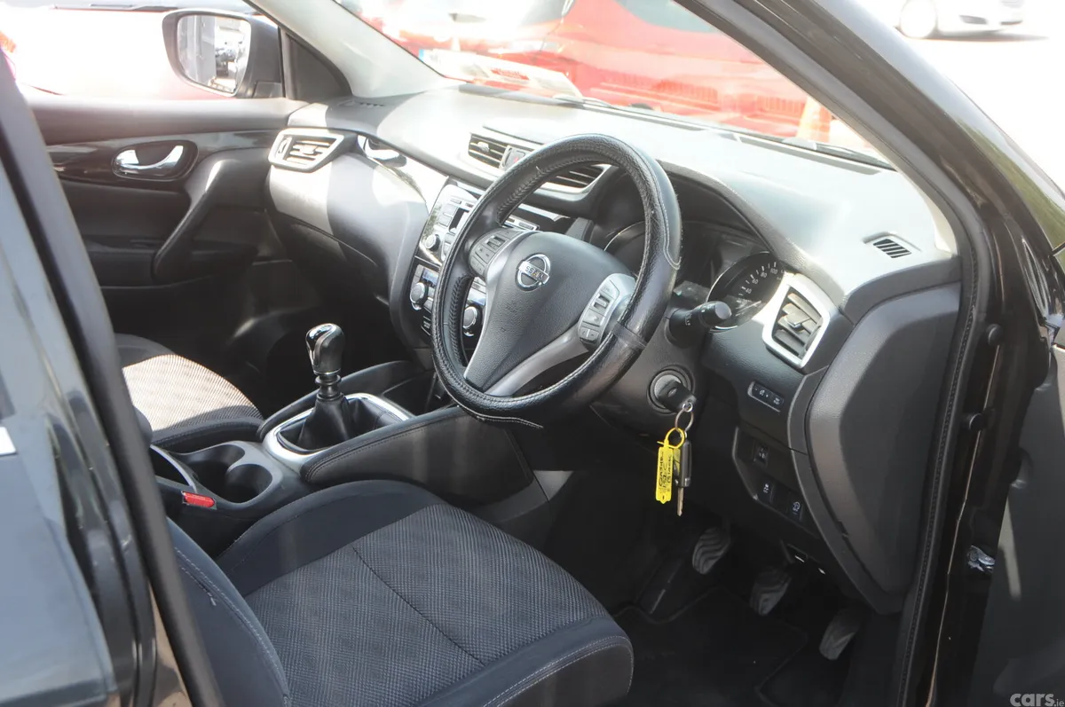 Nissan Qashqai Hatchback, Diesel, 2015, Black
