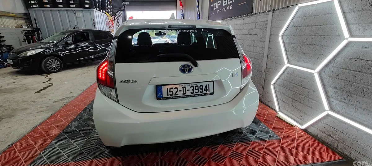 Toyota Aqua Hatchback, Petrol Hybrid, 2015, White