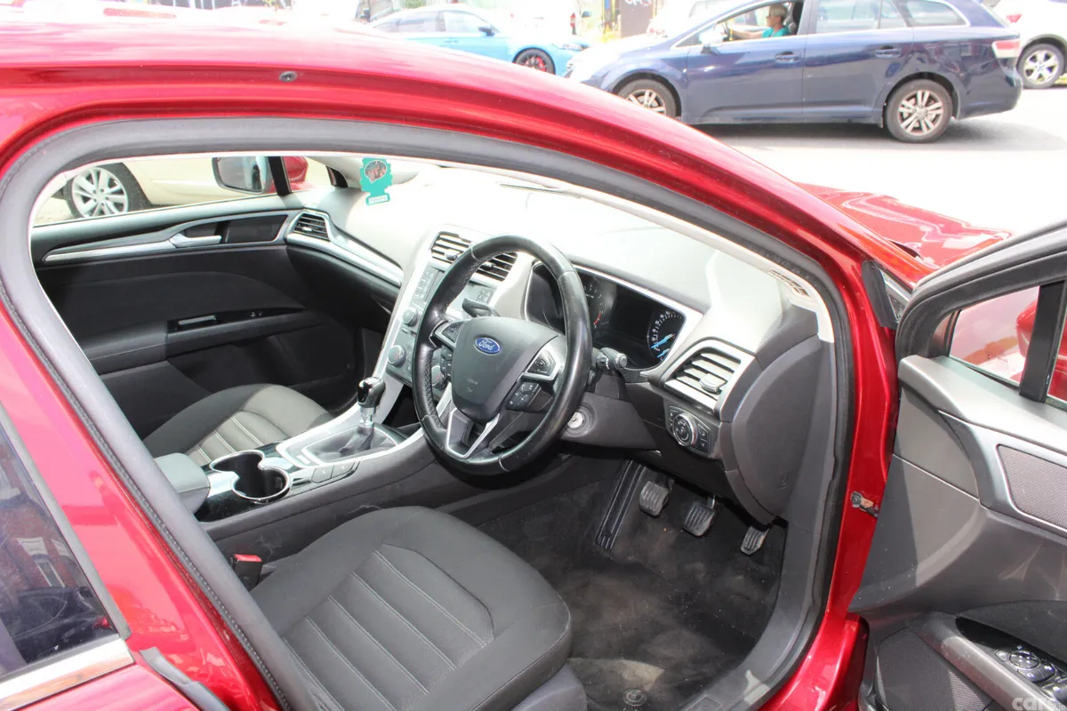 Ford Mondeo Hatchback, Diesel, 2015, Red