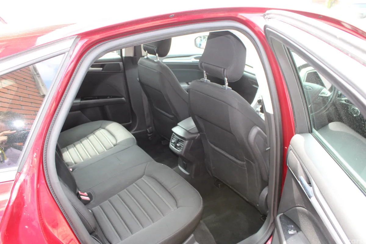 Ford Mondeo Hatchback, Diesel, 2015, Red