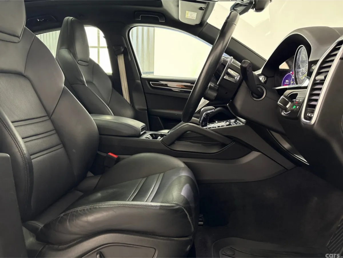 Porsche Cayenne MPV, Petrol Plug-in Hybrid, 2023, White