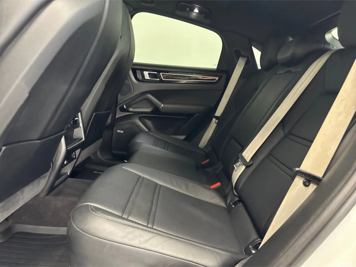 Porsche Cayenne MPV, Petrol Plug-in Hybrid, 2023, White