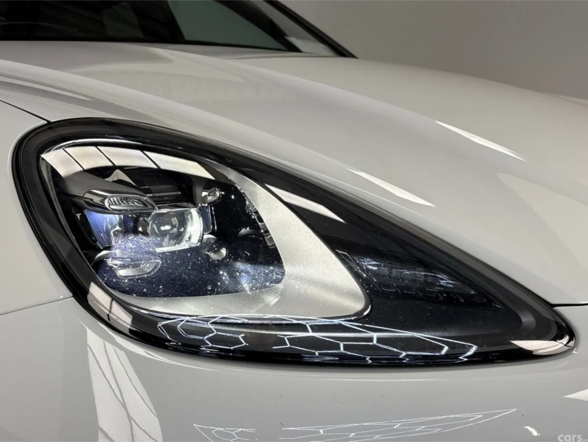 Porsche Cayenne MPV, Petrol Plug-in Hybrid, 2023, White