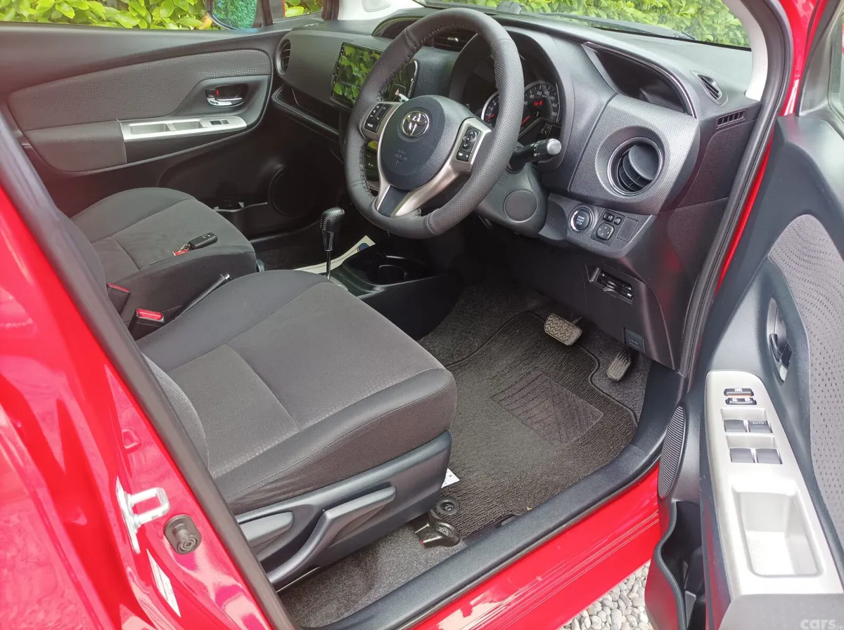 Toyota Yaris Hatchback, Petrol, 2015, Red
