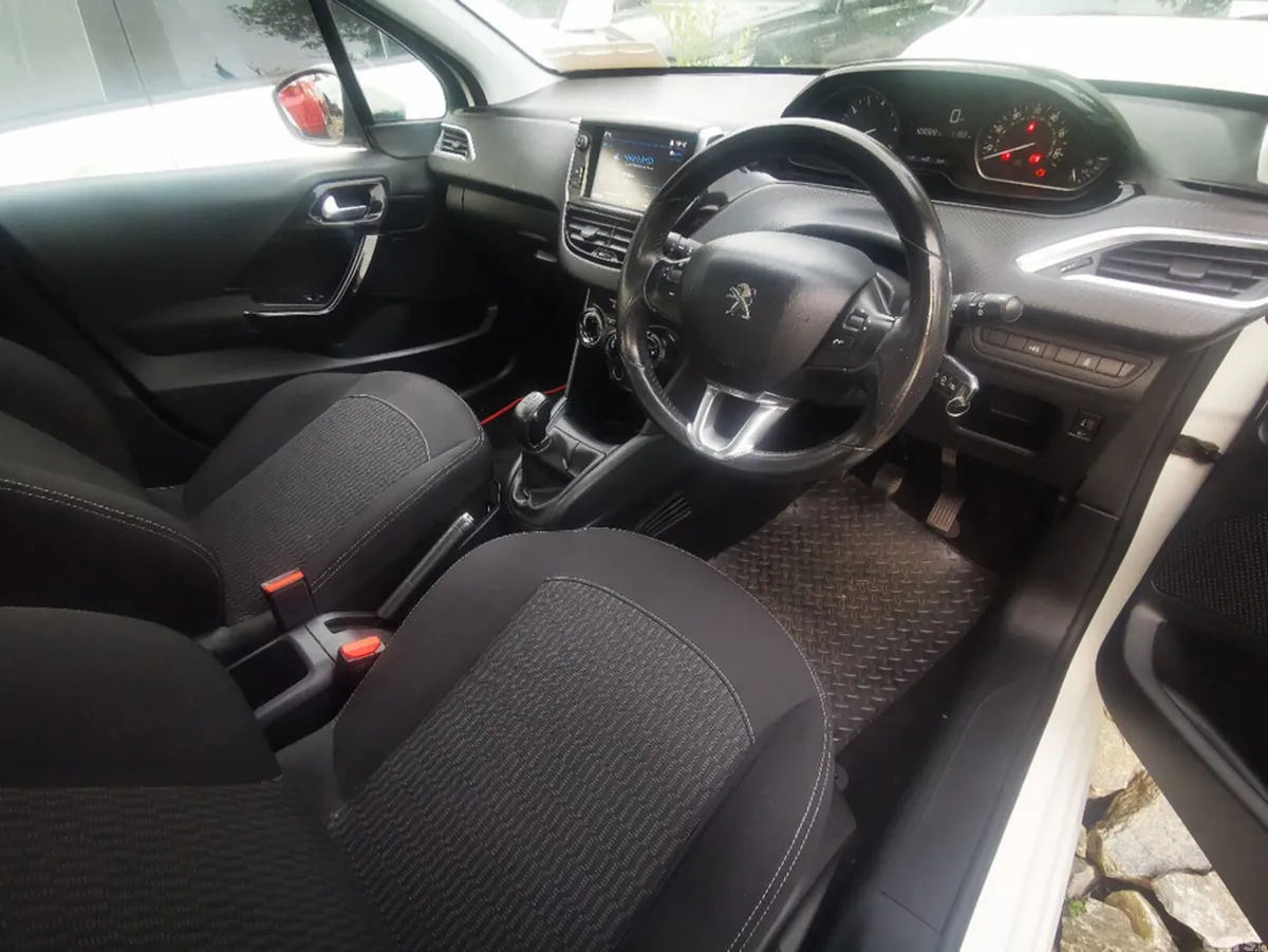 Peugeot 208 Hatchback, Petrol, 2017, White