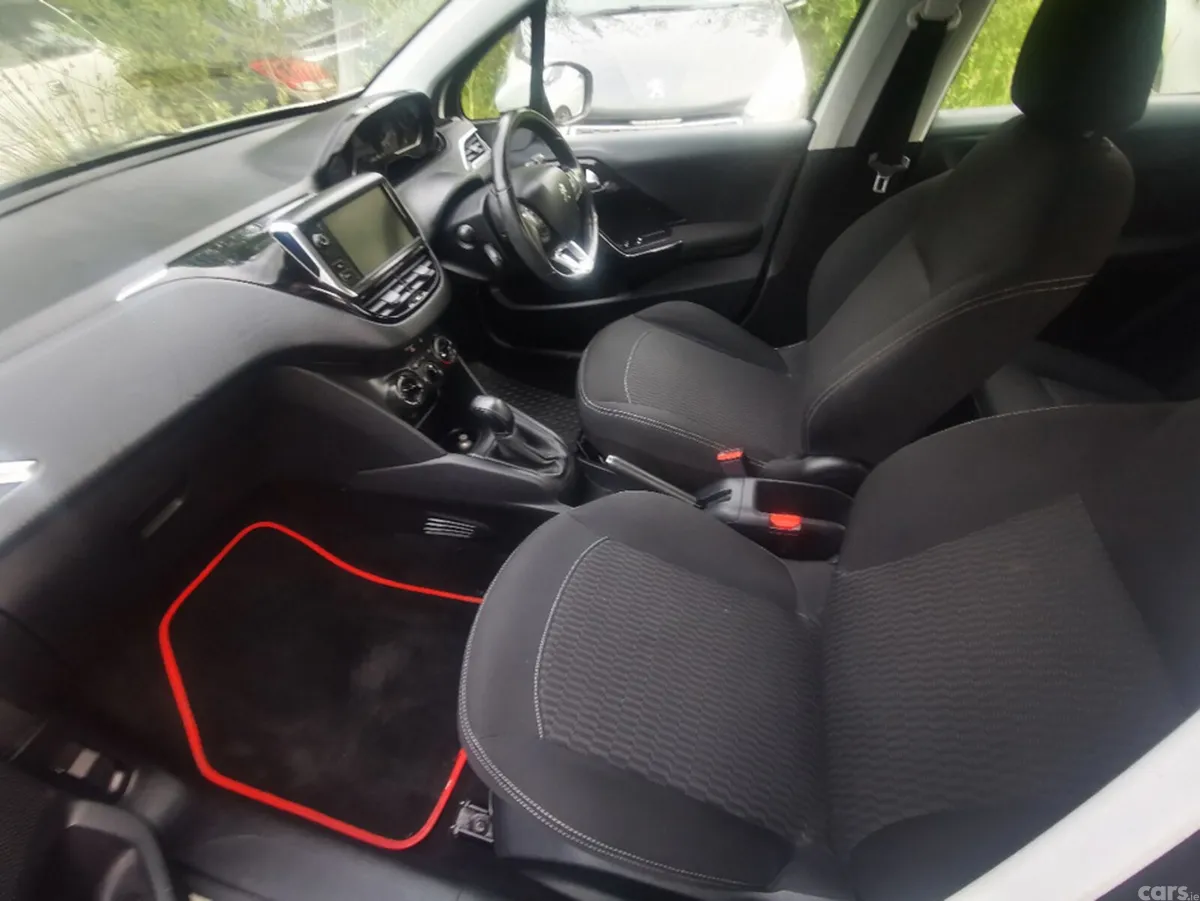 Peugeot 208 Hatchback, Petrol, 2017, White