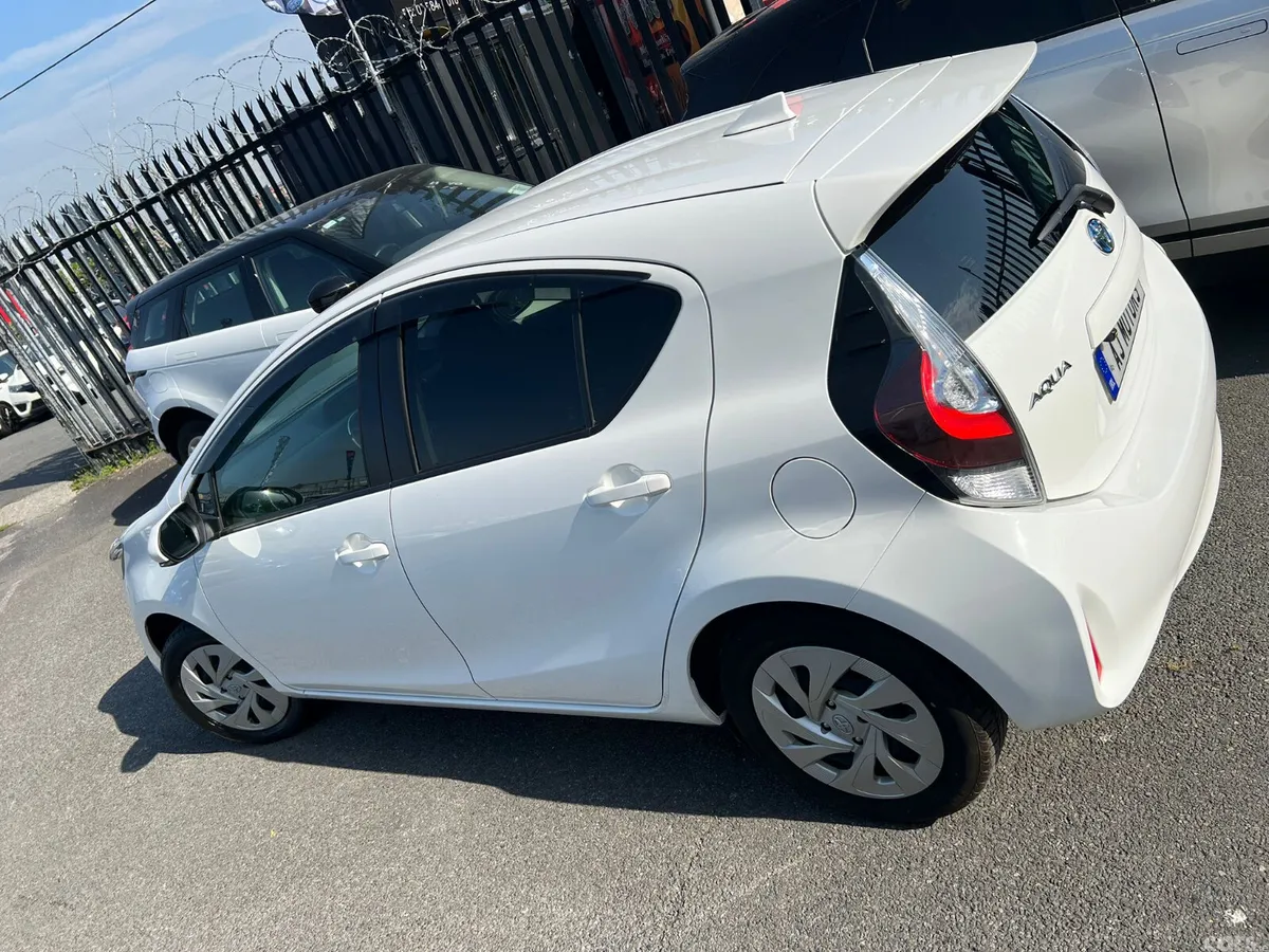Toyota Aqua Hatchback, Petrol Hybrid, 2021, White