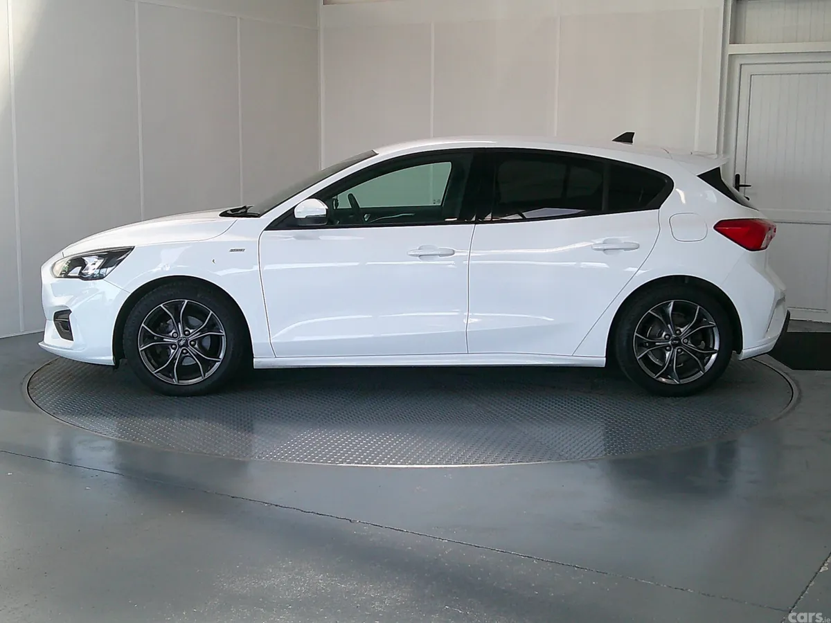 Ford Focus Hatchback, Diesel, 2021, White