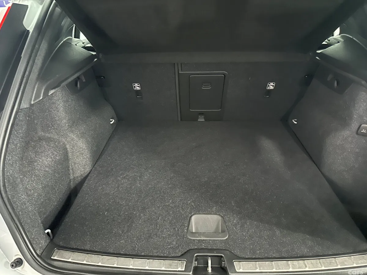 Volvo XC40 SUV, Petrol Hybrid, 2022, Silver