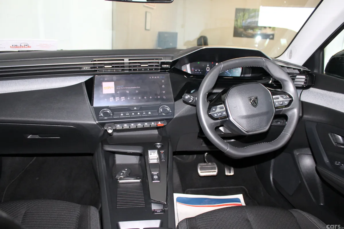 Peugeot 308 Hatchback, Petrol, 2023, Green