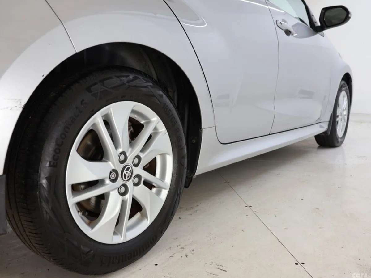 Toyota Yaris Hatchback, Petrol Hybrid, 2022, Silver