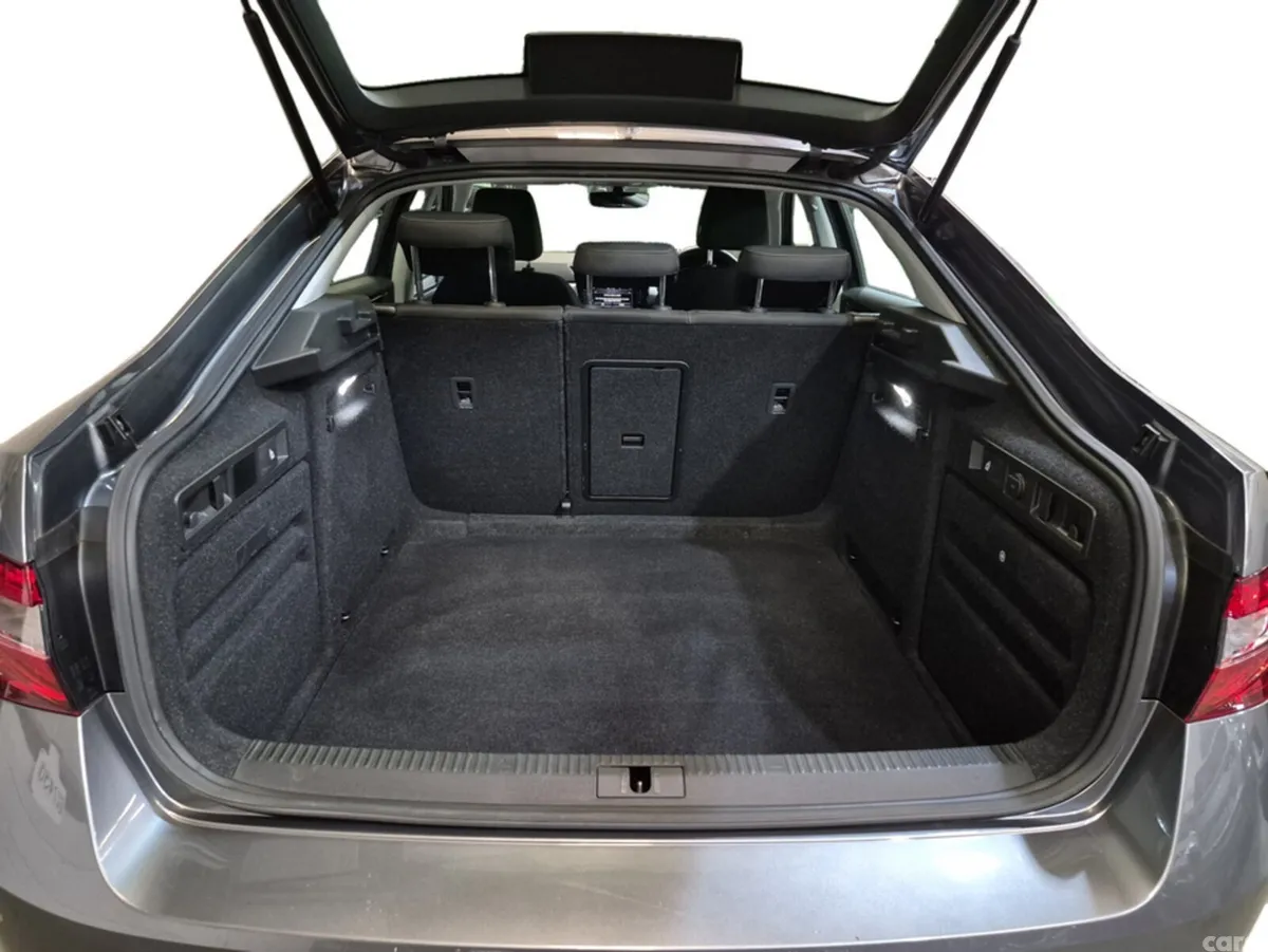Skoda Superb Hatchback, Diesel, 2023, Grey