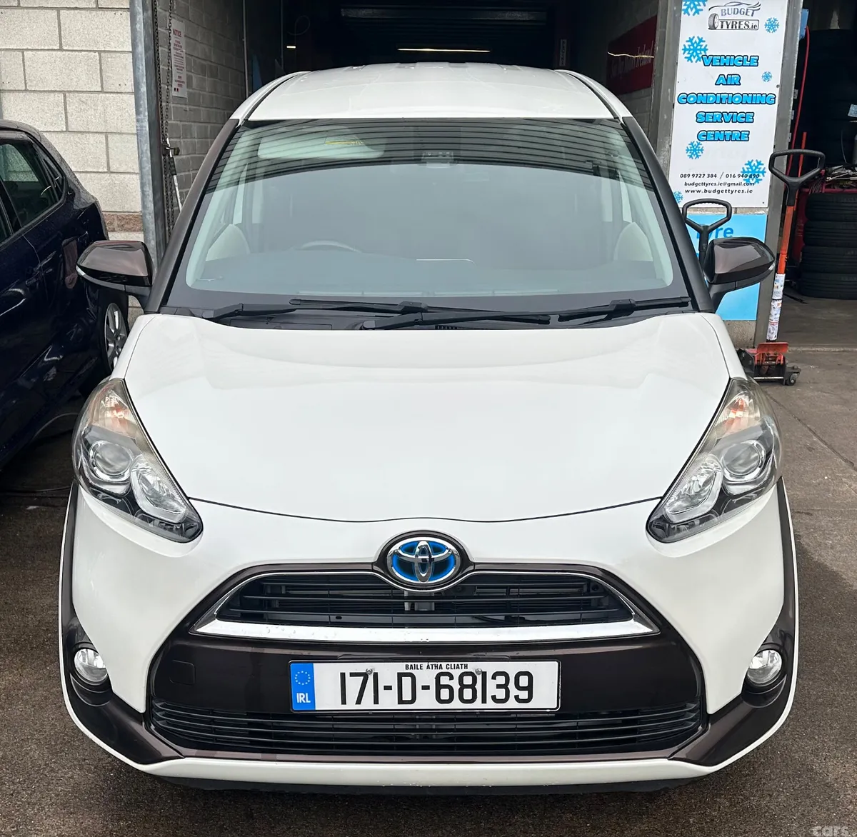Toyota Sienta MPV, Petrol Hybrid, 2017, White