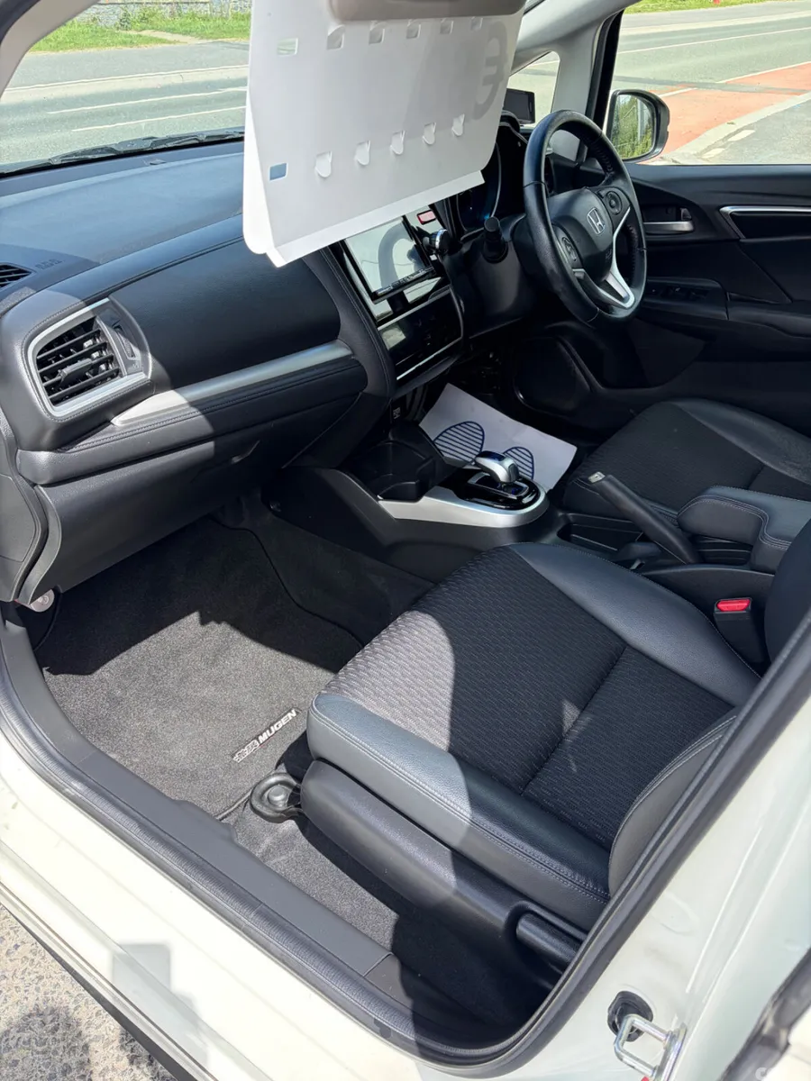 Honda Jazz Hatchback, Petrol Hybrid, 2015, White
