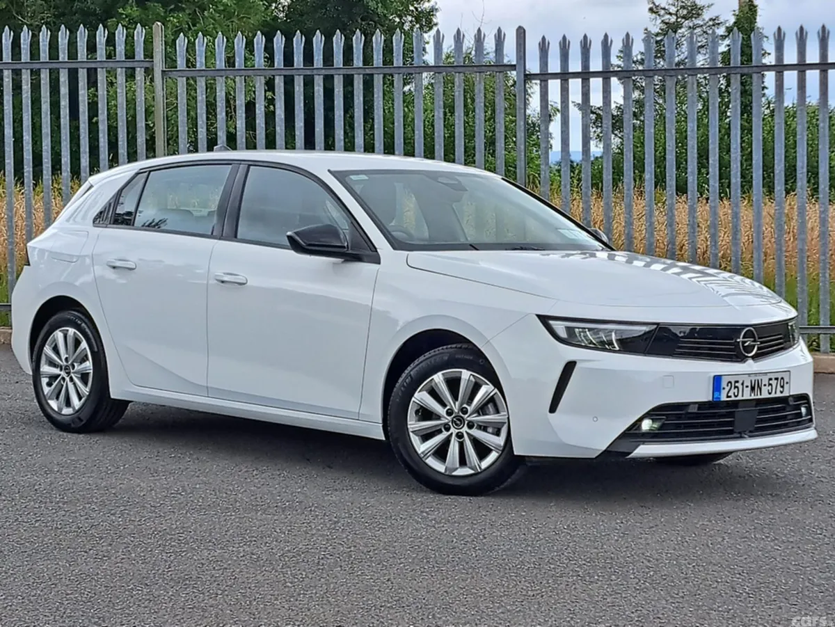 Opel Astra Hatchback, Petrol, 2025, White