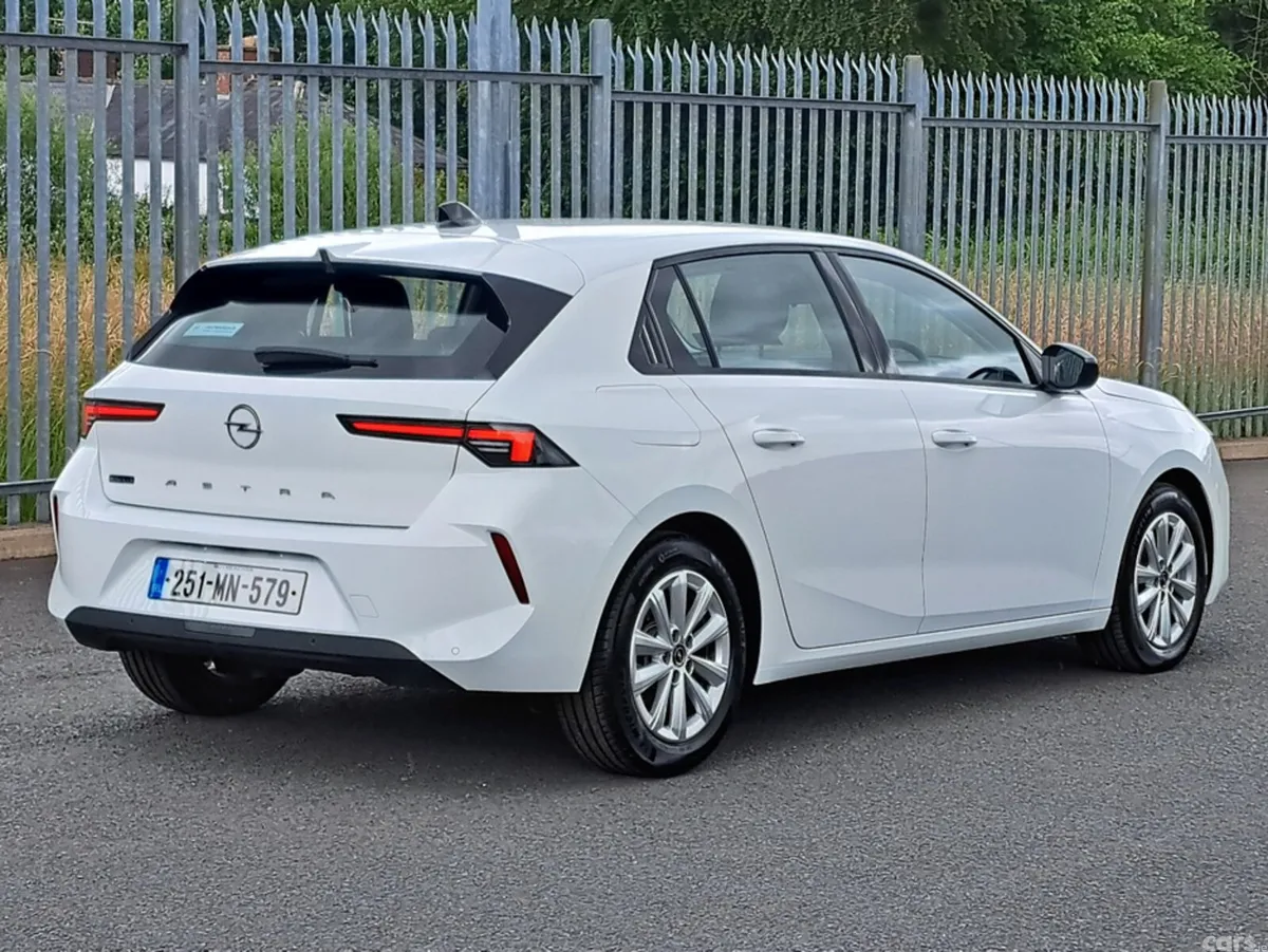 Opel Astra Hatchback, Petrol, 2025, White