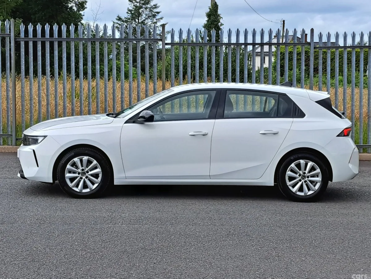 Opel Astra Hatchback, Petrol, 2025, White