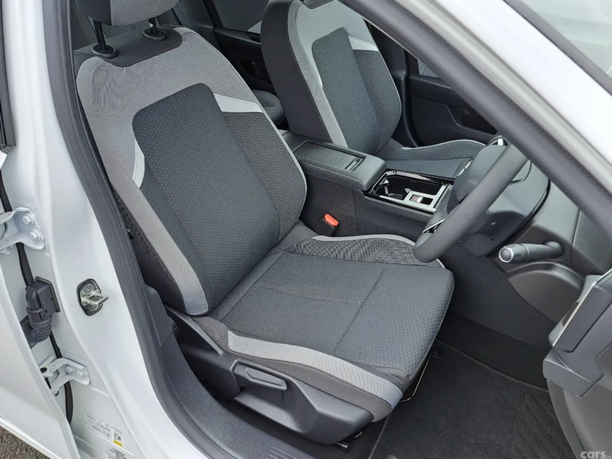 Opel Astra Hatchback, Petrol, 2025, White