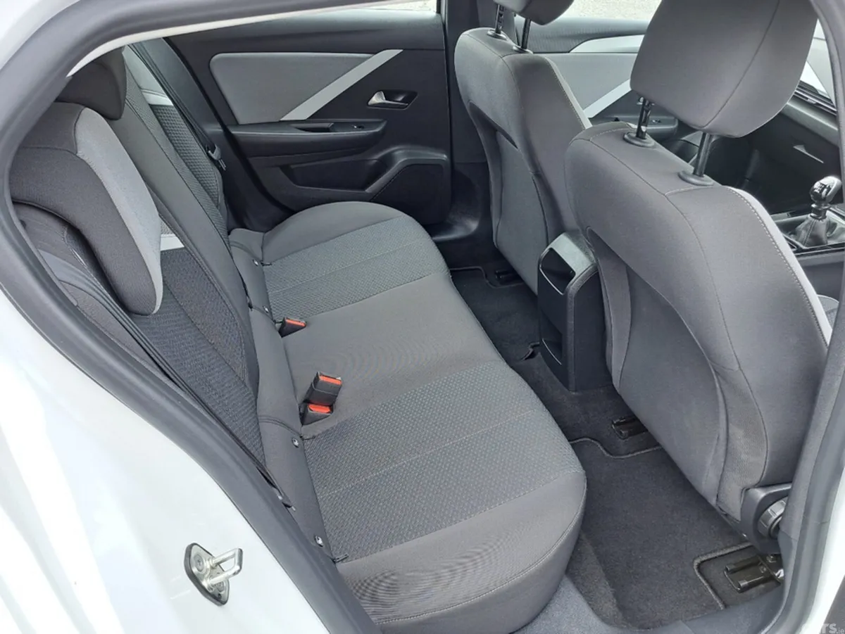 Opel Astra Hatchback, Petrol, 2025, White