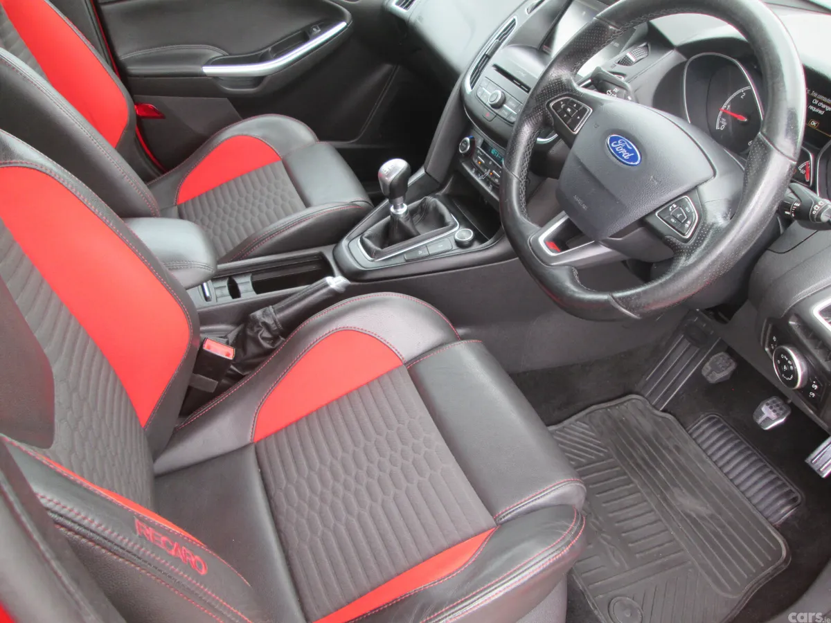 Ford Focus Hatchback, Diesel, 2016, Red