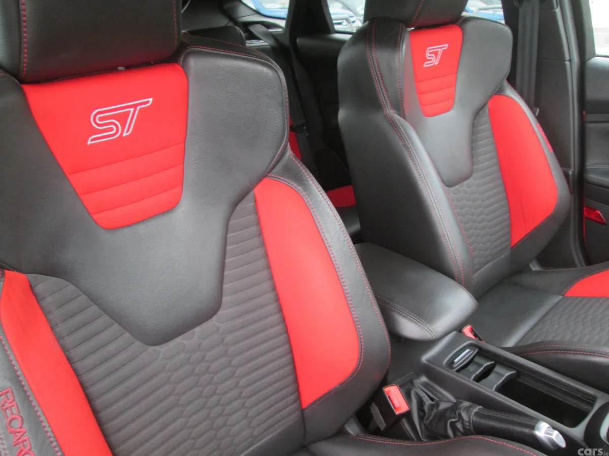 Ford Focus Hatchback, Diesel, 2016, Red