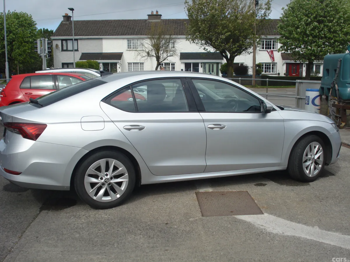 Skoda Octavia Saloon, Diesel, 2022, Grey