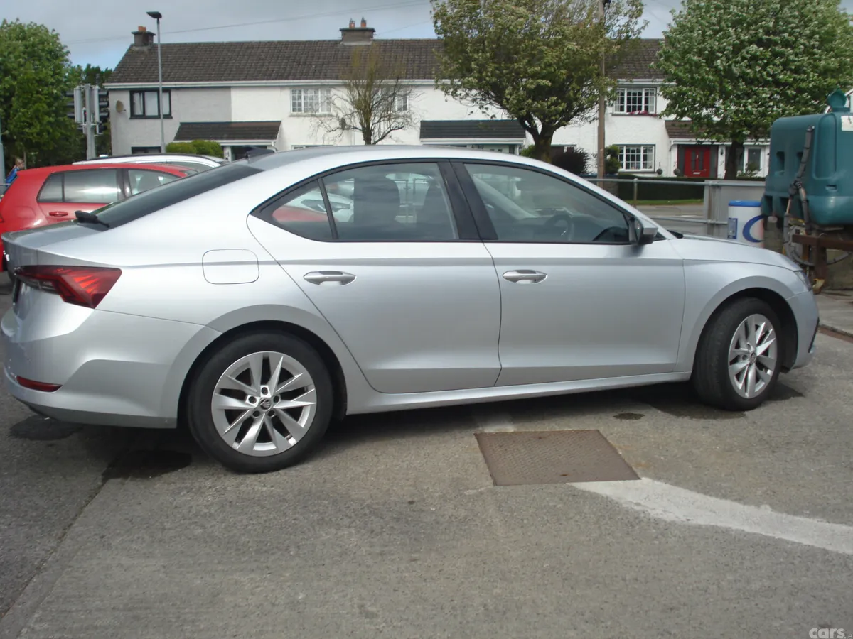 Skoda Octavia Saloon, Diesel, 2022, Grey