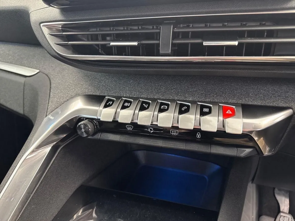 Peugeot 5008 MPV, Diesel, 2022, Grey
