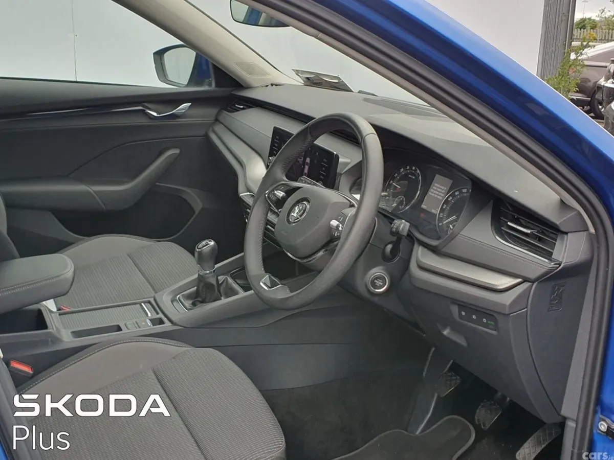 Skoda Octavia Saloon, Diesel, 2024, Blue